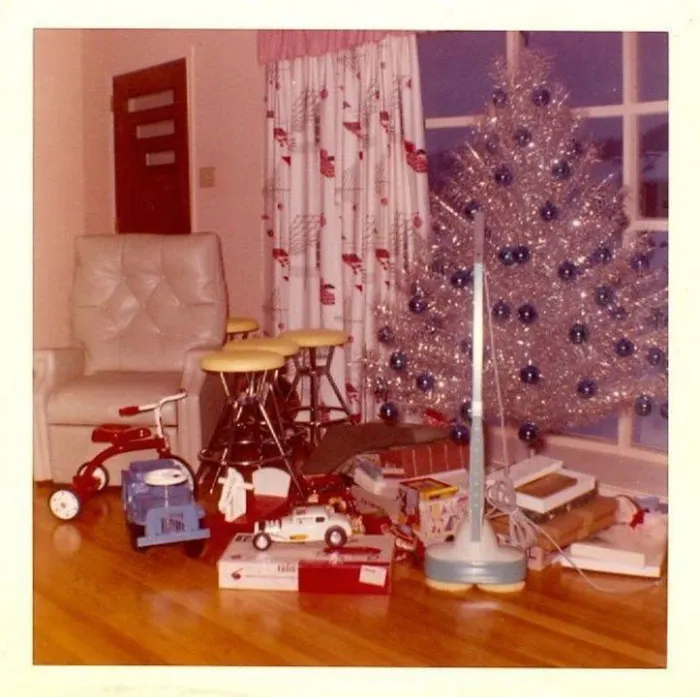 50 Photos Of Christmas Home Decor In The 1950s And 1960s Show How Much Things Have Changed