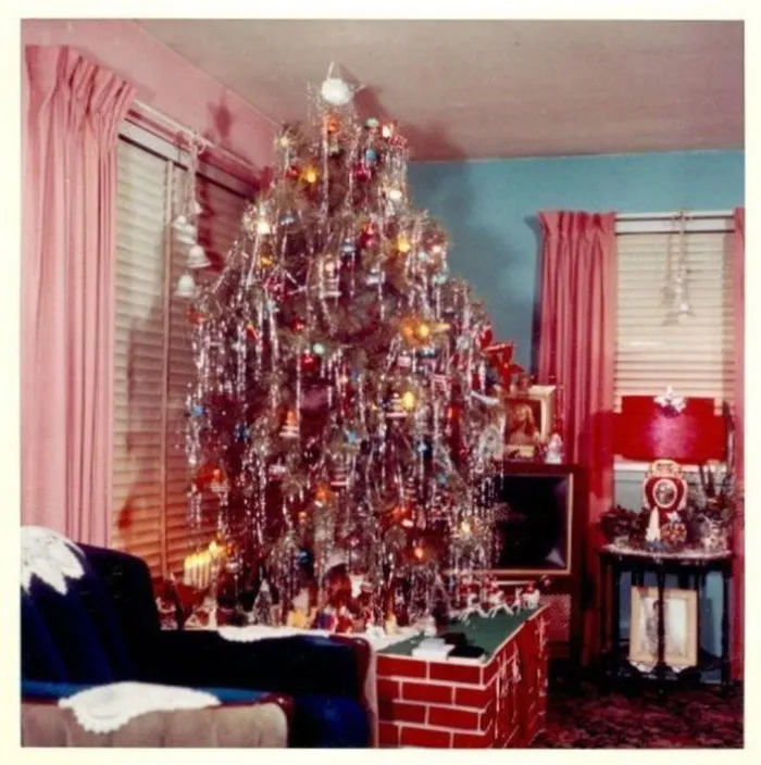 50 Photos Of Christmas Home Decor In The 1950s And 1960s Show How Much Things Have Changed