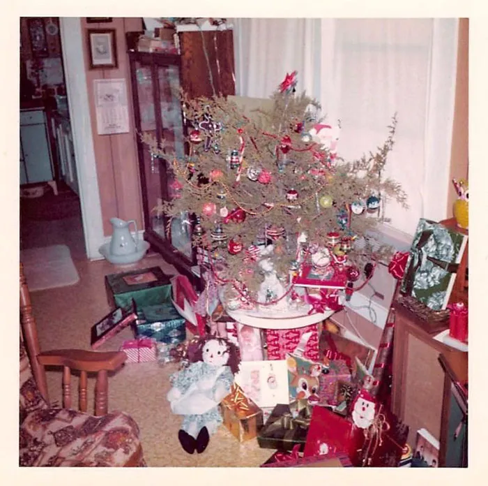 50 Photos Of Christmas Home Decor In The 1950s And 1960s Show How Much Things Have Changed