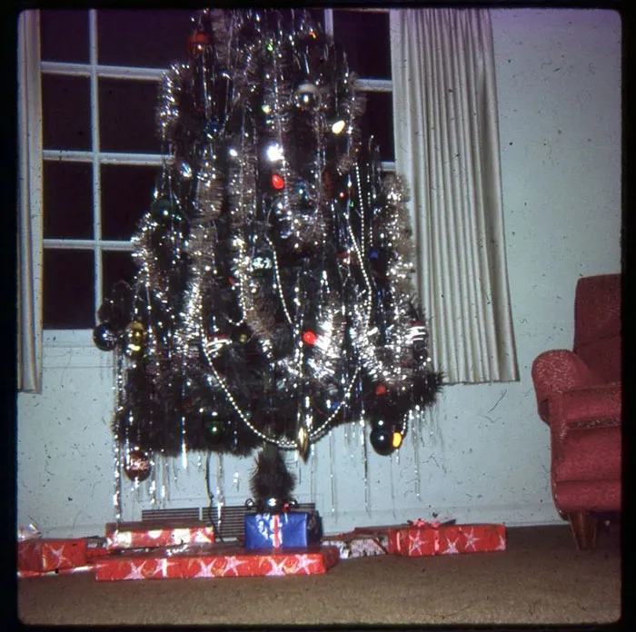 50 Photos Of Christmas Home Decor In The 1950s And 1960s Show How Much Things Have Changed