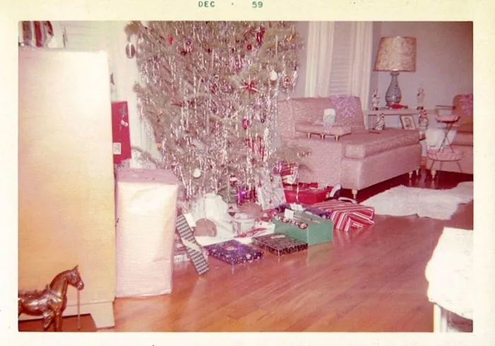 50 Photos Of Christmas Home Decor In The 1950s And 1960s Show How Much Things Have Changed