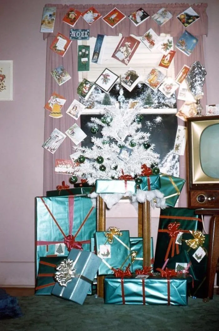 50 Photos Of Christmas Home Decor In The 1950s And 1960s Show How Much Things Have Changed
