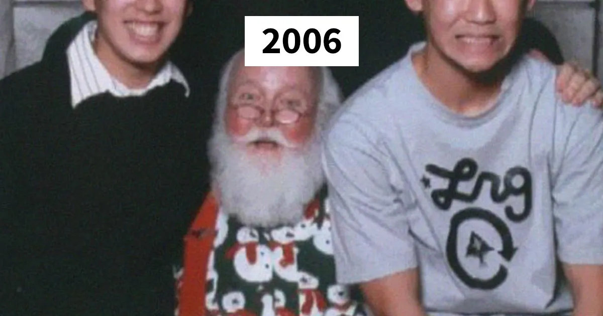 Estos 2 chicos se hacen fotos con el mismo Papá Noel durante 12 años, y parece que no envejecen