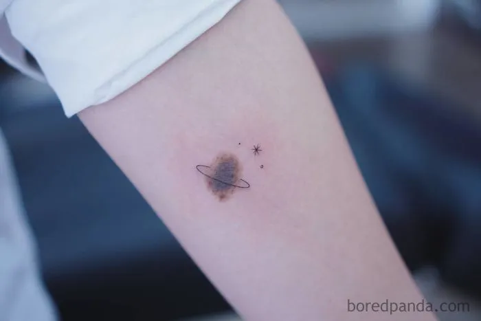 40 Tatuadores que triunfaron cubriendo cicatrices y marcas de nacimiento