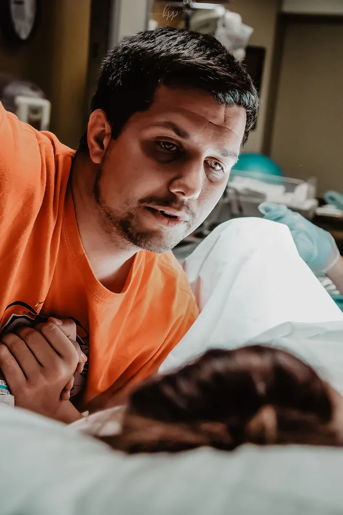 He captado las emociones de los hombres mientras observan a sus mujeres dar a luz (25 fotos)