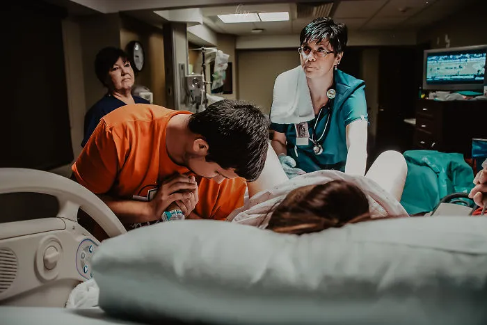 He captado las emociones de los hombres mientras observan a sus mujeres dar a luz (25 fotos)