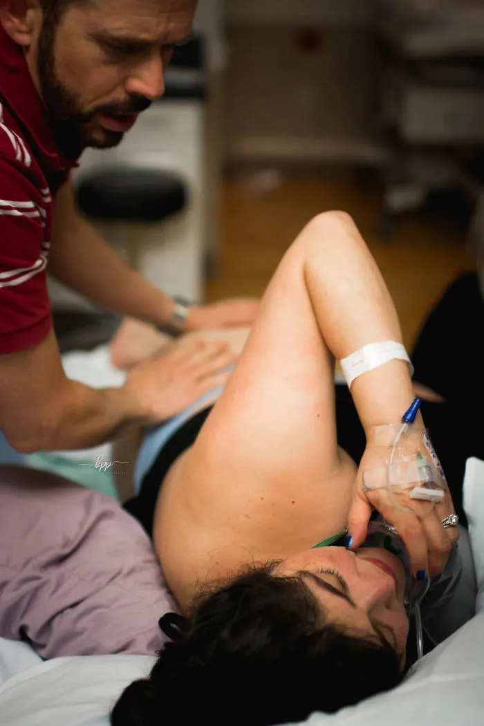 He captado las emociones de los hombres mientras observan a sus mujeres dar a luz (25 fotos)
