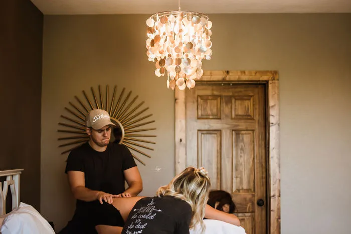 He captado las emociones de los hombres mientras observan a sus mujeres dar a luz (25 fotos)
