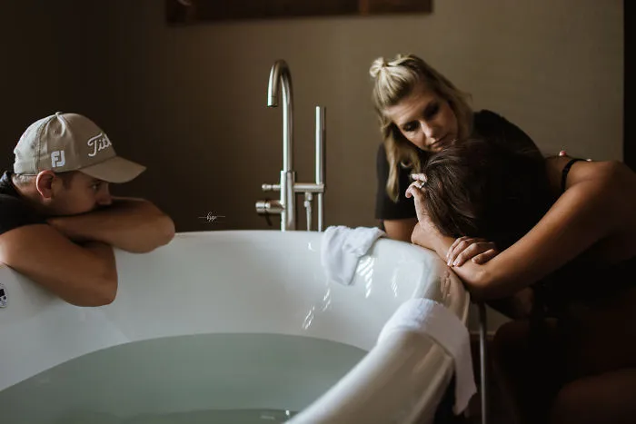 He captado las emociones de los hombres mientras observan a sus mujeres dar a luz (25 fotos)
