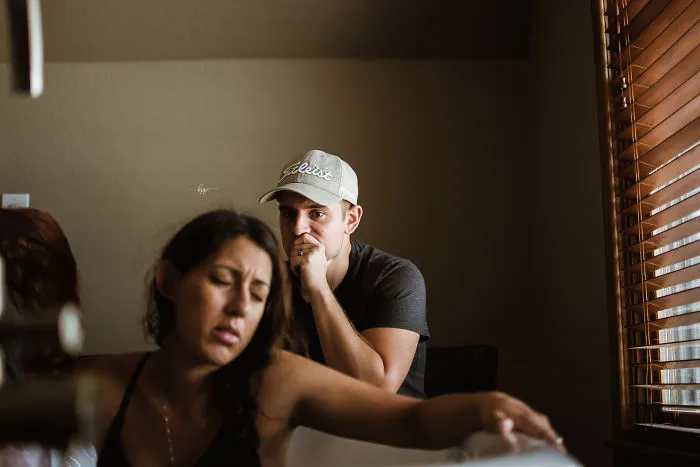 He captado las emociones de los hombres mientras observan a sus mujeres dar a luz (25 fotos)