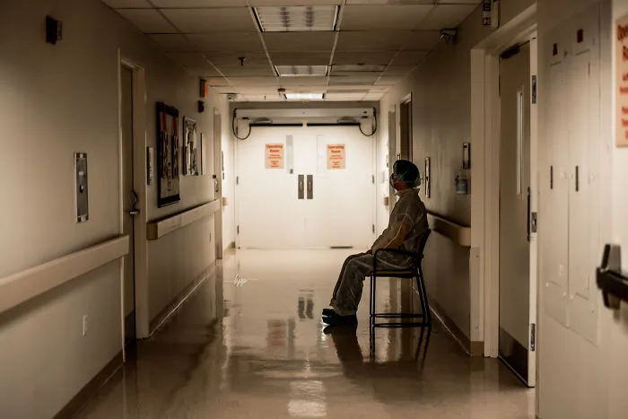 He captado las emociones de los hombres mientras observan a sus mujeres dar a luz (25 fotos)