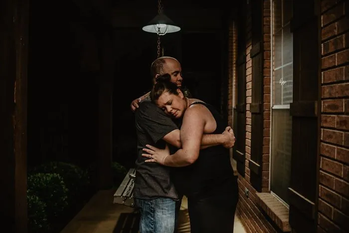 He captado las emociones de los hombres mientras observan a sus mujeres dar a luz (25 fotos)
