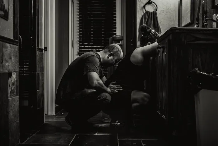 He captado las emociones de los hombres mientras observan a sus mujeres dar a luz (25 fotos)