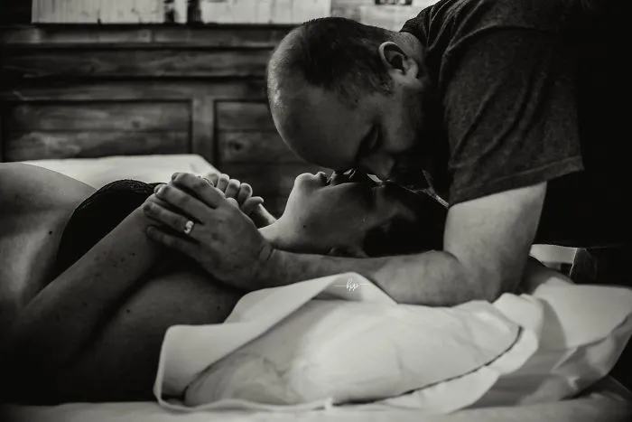He captado las emociones de los hombres mientras observan a sus mujeres dar a luz (25 fotos)