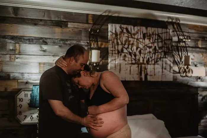 He captado las emociones de los hombres mientras observan a sus mujeres dar a luz (25 fotos)