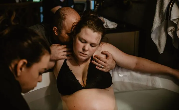 He captado las emociones de los hombres mientras observan a sus mujeres dar a luz (25 fotos)