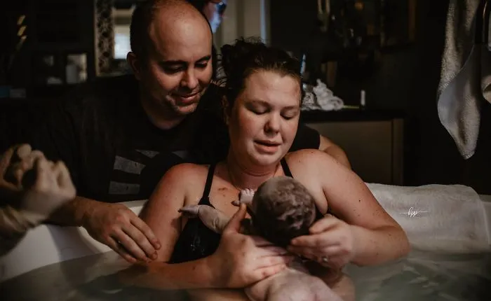 He captado las emociones de los hombres mientras observan a sus mujeres dar a luz (25 fotos)