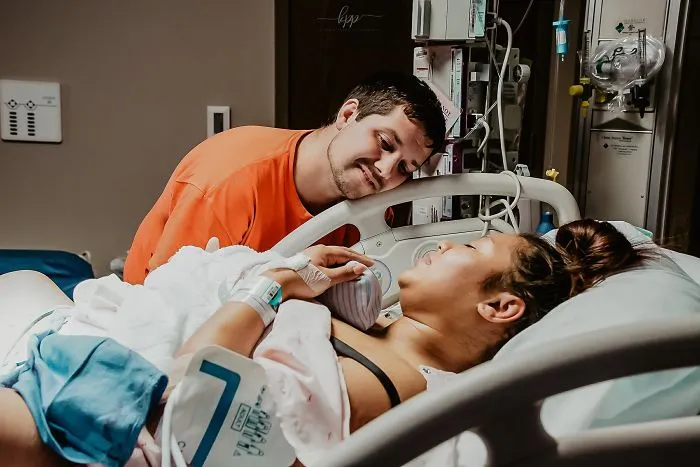 He captado las emociones de los hombres mientras observan a sus mujeres dar a luz (25 fotos)