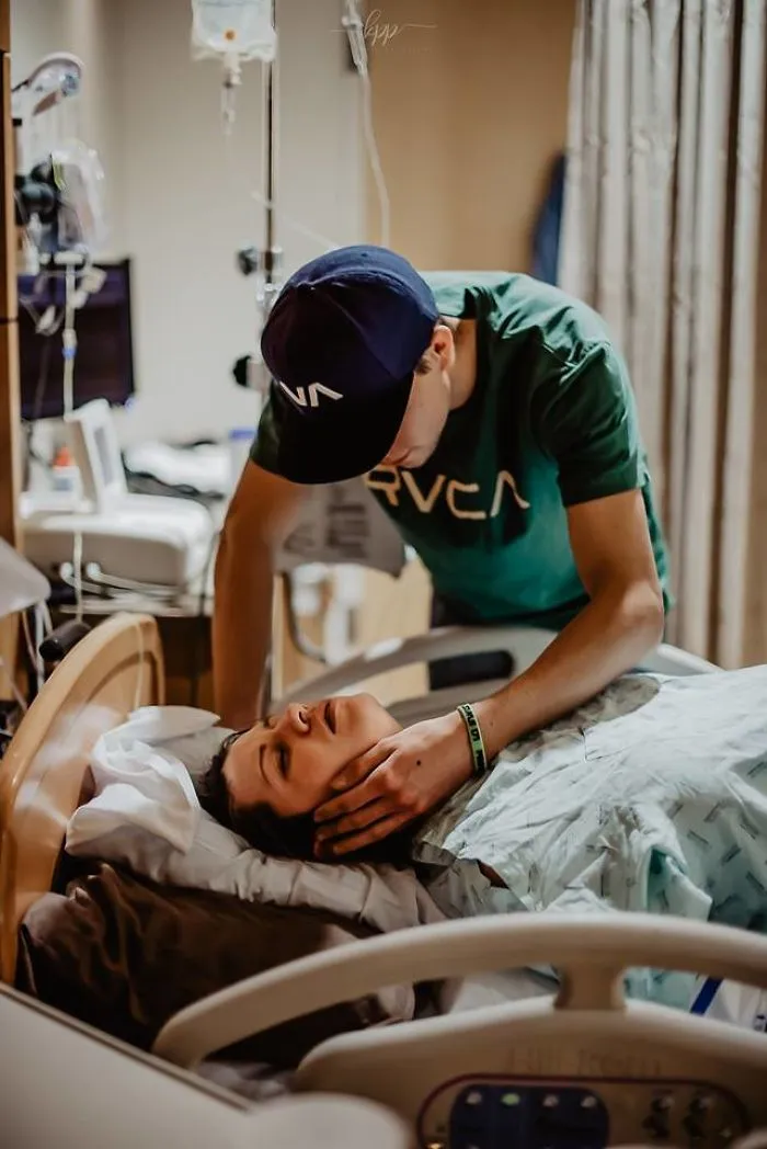 He captado las emociones de los hombres mientras observan a sus mujeres dar a luz (25 fotos)