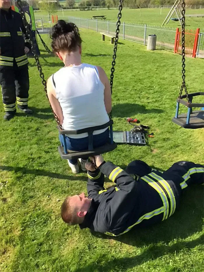 Bombero rescatando a adolescente