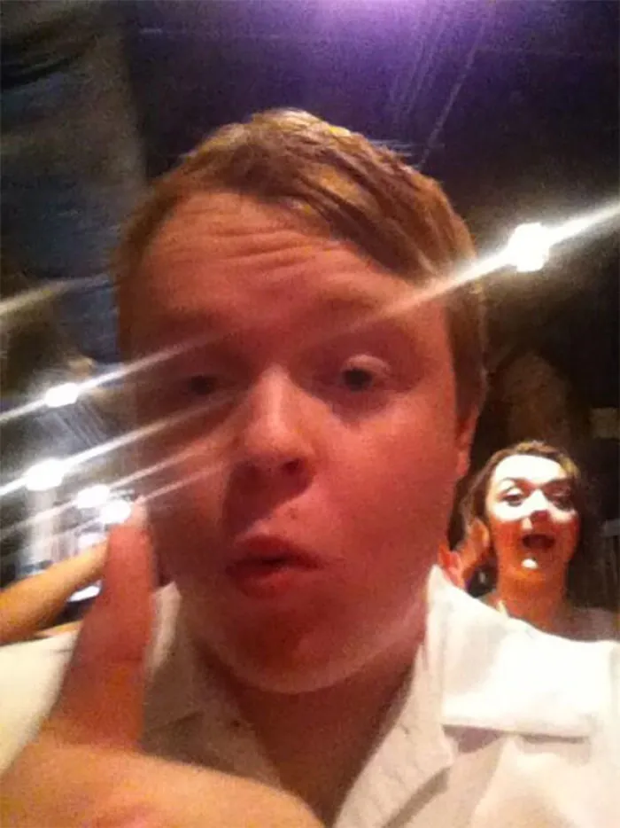 Gracias por el photobomb, Maisie Williams