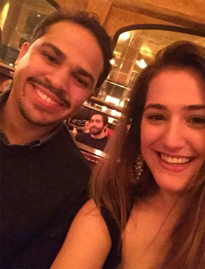 Jake Gyllenhaal haciendo photobomb