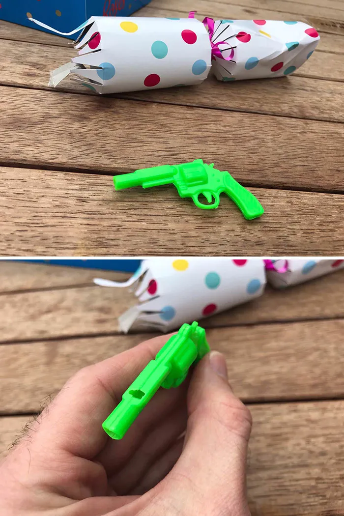 Me ha tocado un silbato en forma de pistola, y para que suene tienes que meterte el cañón en la boca