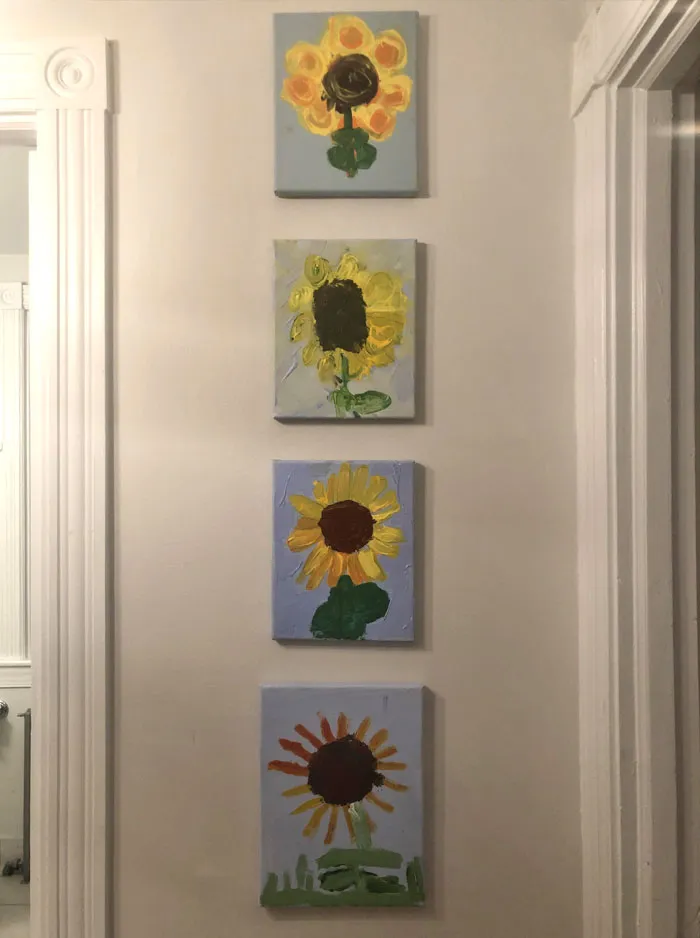 4 pinturas del mismo girasol, hechas por mis 4 hijos, cuando cada uno tenía 4 años
