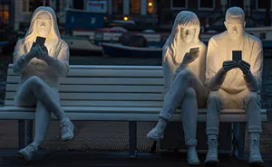 To Highlight Our Obsession With Phones, This British Artist Created A Relatable Sculpture