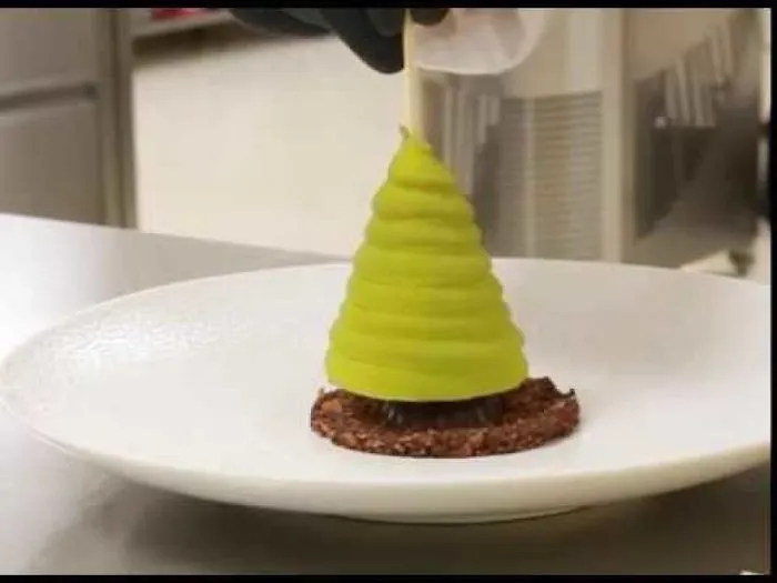 Talented And Creative Dutch Chef Creates The Perfect Christmas Dessert!