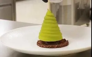 Talented And Creative Dutch Chef Creates The Perfect Christmas Dessert!