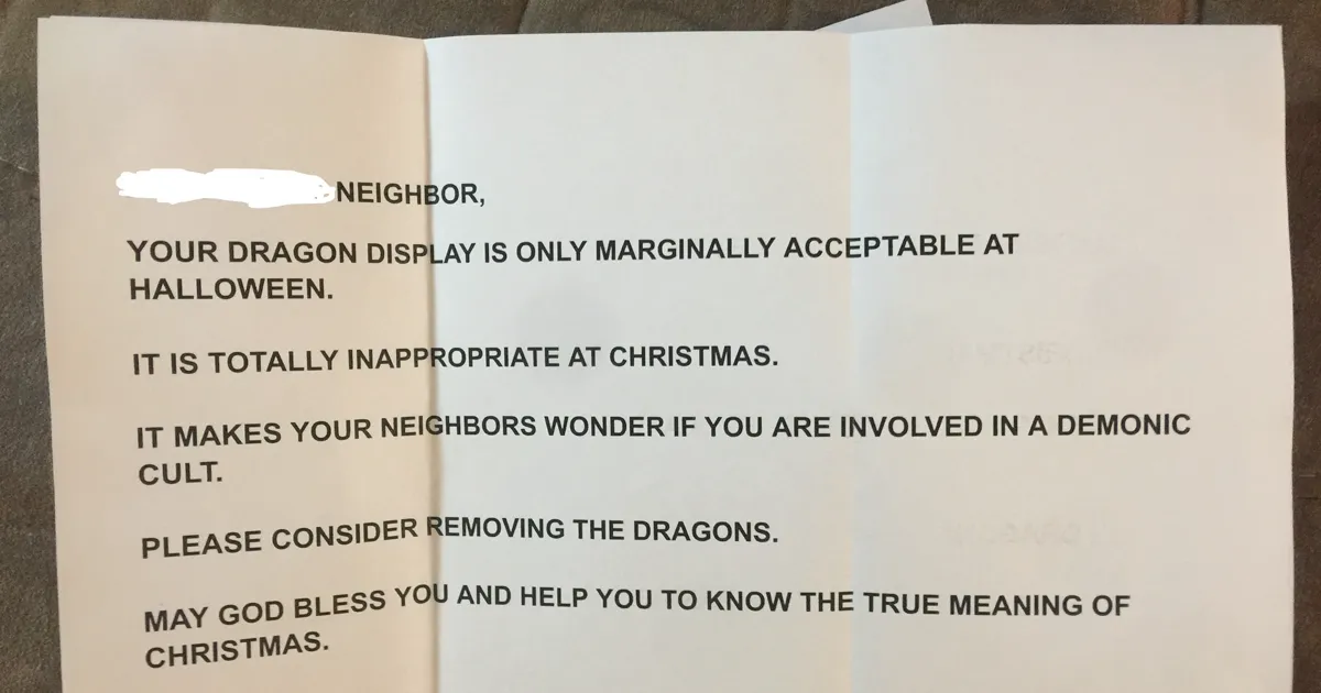 Los vecinos se quejan de que los dragones navideños de esta mujer son inapropiados, así que ella lo "arregló"