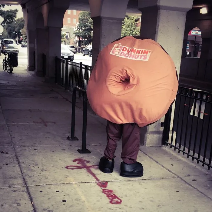 La parte de atrás de este disfraz de donut