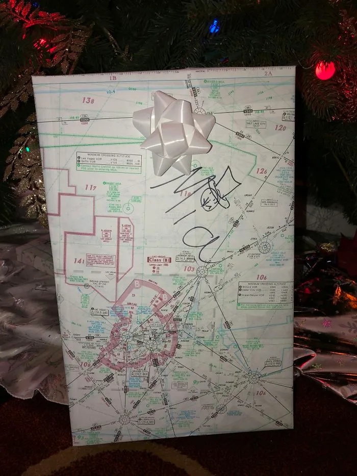 El marido de mi madre es piloto y envuelve sus regalos en mapas de vuelo viejos