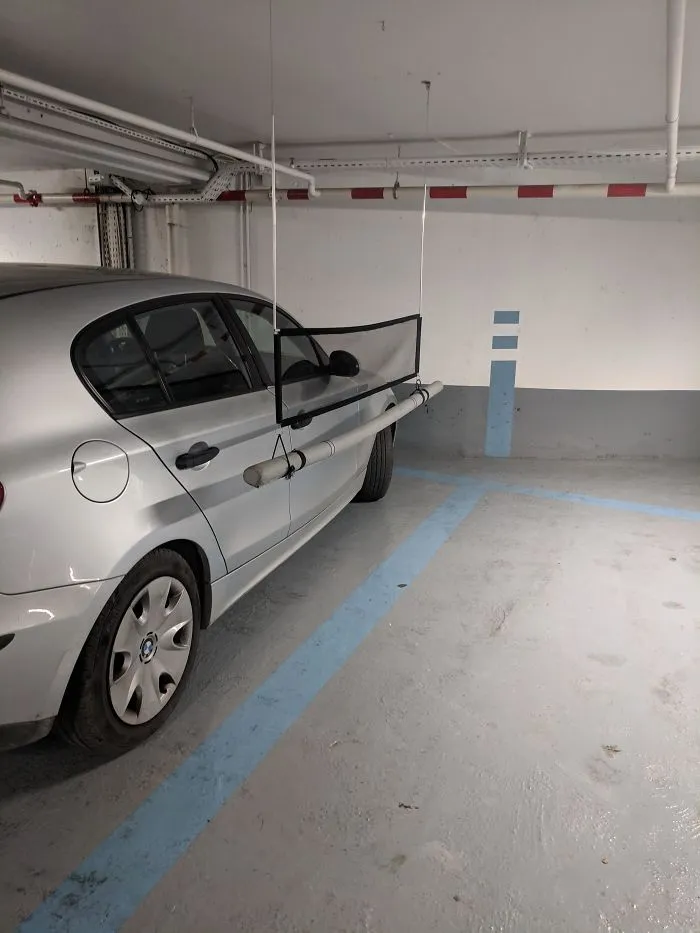 Aparcamiento en Francia con barreras suaves entre los espacios para evitar arañar otros coches