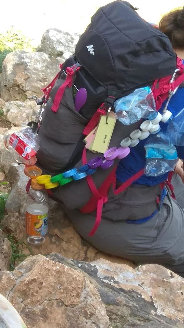 Herramienta de nuestro guía para recoger las botellas tiradas por el camino