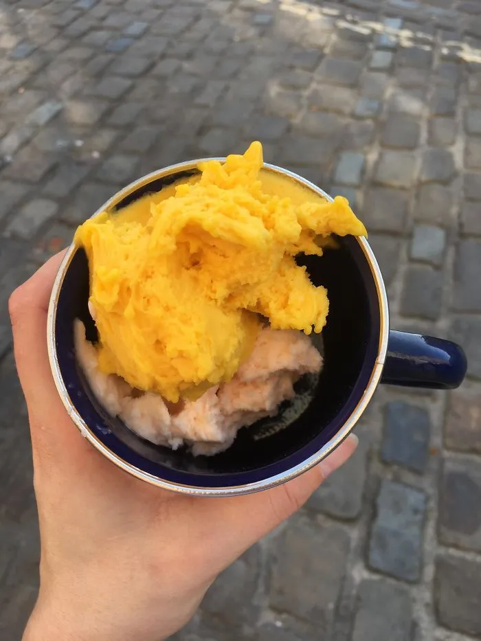 Convencí al heladero de que me pusiera el helado en mi taza reutilizable en vez de en una tarrina de usar y tirar