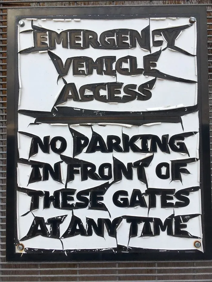 El sol ha desgastado este cartel y ahora parece heavy metal