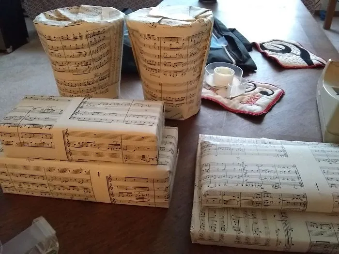 Mis antiguas partituras usadas como papel de envolver