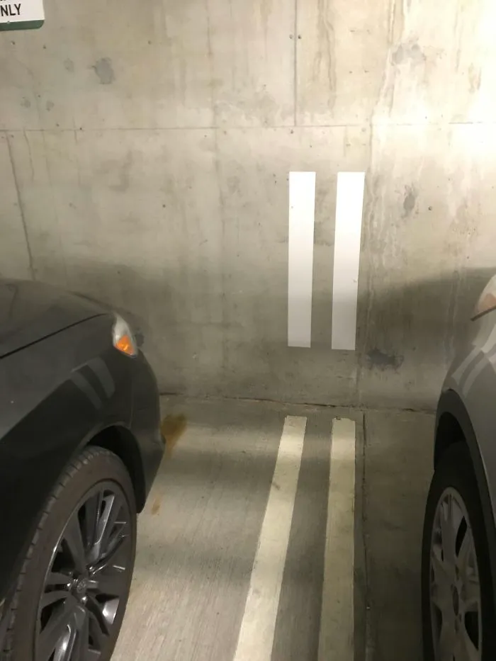 Líneas que suben por la pared para aparcar mejor