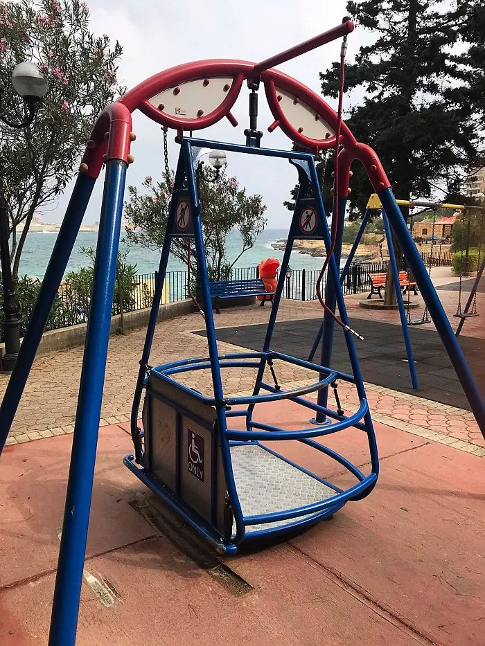 Parque con columpio para usuarios en silla de ruedas