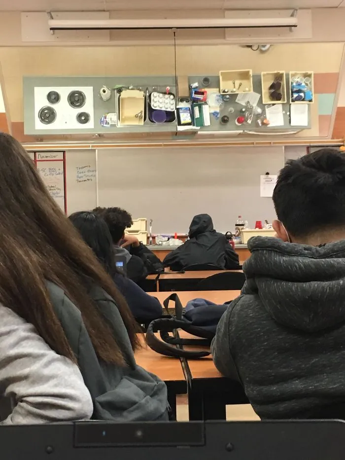 Esta clase tiene un espejo para ver lo que prepara el profesor en la encimera