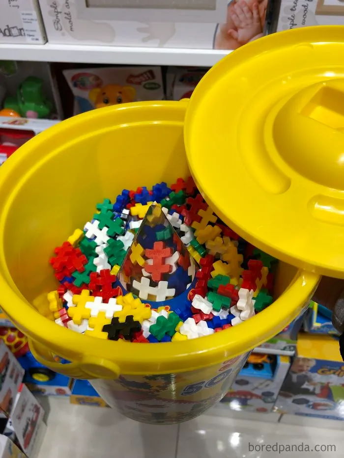 Para hacer que este cubo parezca más lleno, pusieron un cono de papel dentro con la imagen de las piezas para que se note menos