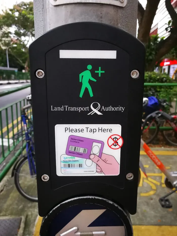 En Singapur, los ancianos pueden usar su identificación en los pasos de cebra para tener más tiempo al cruzar