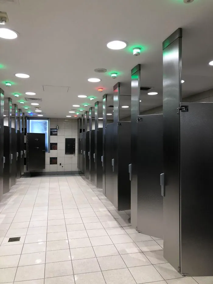 Cuarto de baño en el aeropuerto de Atlanta que te dice qué retretes están libres