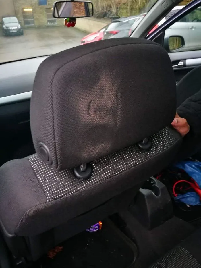 Un pequeño choque y ahora se ve cuanto maquillaje llevaba