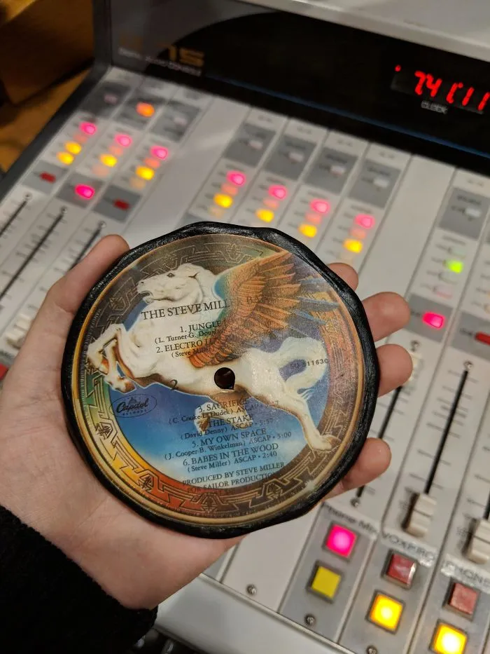 Disco de vinilo antes de prensarse para convertirse en un álbum