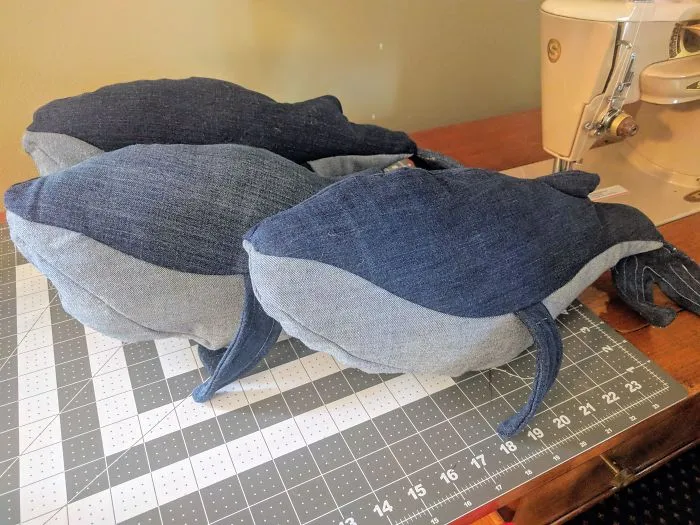 Ballenas de peluche hechas con vaqueros viejos