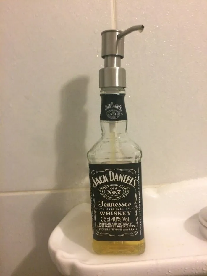 Alternativas al plástico para poner champú y gel. Da un rollo rockero