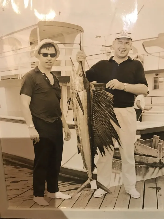 Mi abuelo está a la derecha. A finales de los 70 era amigo de With Gilligan